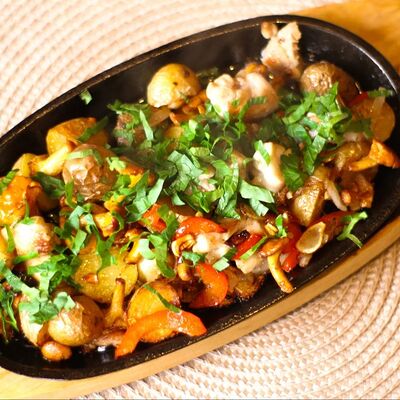 Жареха с курицей и лисичками в Легенда по цене 810 ₽