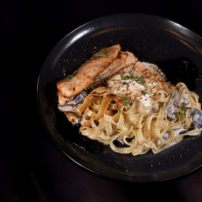 Ломтики лосося гриль с тальятелле в трюфельном соусе и страчателлойв Чилли ванилли по цене 850 ₽