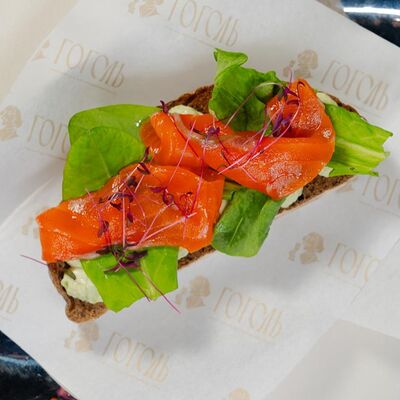 Бутер с лососем шеф-посола, авокадо и щавелем в Гоголь по цене 550 ₽