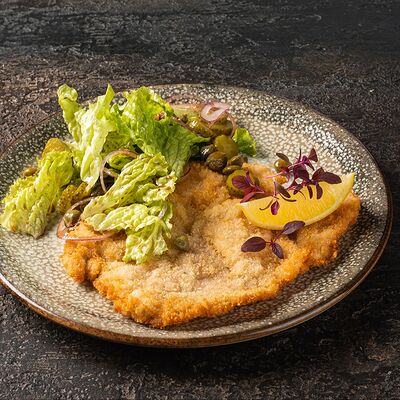 Шницель из свинины с салатом в Мираж по цене 410 ₽