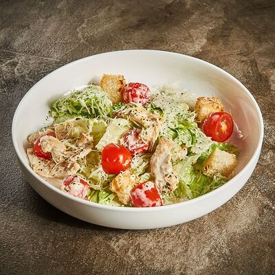 Цезарь с запеченной куриной грудкой в Гранат по цене 540 ₽