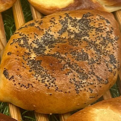 Булочка с нежным макомв Златая Корочка по цене 99 ₽