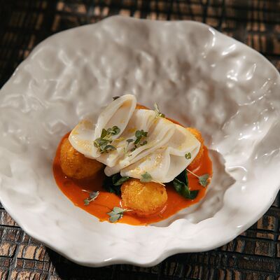 Кальмар со шпинатом и соусом томаты-кимчи в Asian Hands по цене 1584 ₽