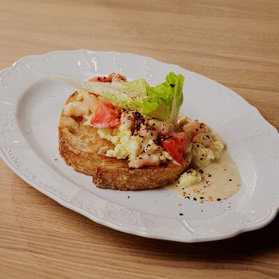 Скрэмбл-тост с креветками в сливочном соусе Порей в Садж по цене 660 ₽