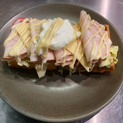 Вафля Цезарь с индейкой в Moonlight Cafe по цене 790 ₽