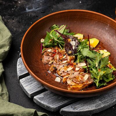 Микс-салат с уткой c соусом манго-маракуйя Бабишк в A Food по цене 730