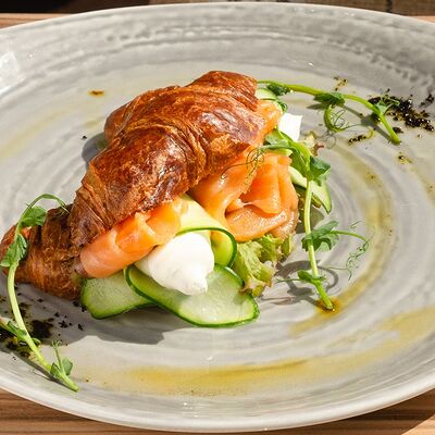 Круассан с лососем в Four по цене 650 ₽