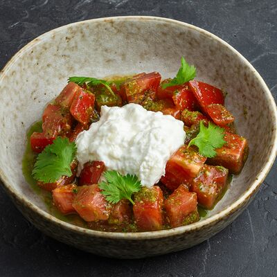 Салат из томатов в соусе песто со страчателлой в Jager Meet to Eat по цене 740 ₽