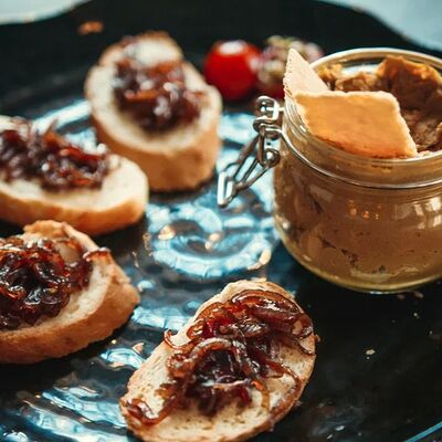 Паштет из куриной печени с тостами в Вирид ярд по цене 540 ₽