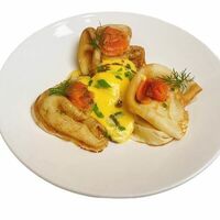 Блины с форелью, яйцом пашот и голландским соусом в АндерСон