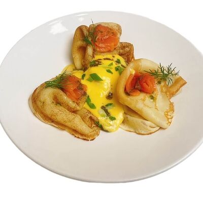 Блины с форелью, яйцом пашот и голландским соусом в АндерСон по цене 590 ₽