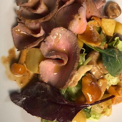 Салат с говяжьим ростбифом в Первая реберная Кухня по цене 500 ₽