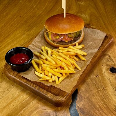 Чизбургер с картофелем фри в Pandora по цене 780 ₽