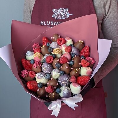Букет из клубники в шоколаде Premium Вишневый сад М в Klubnika Bar по цене 4950