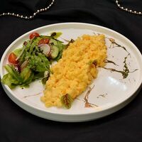 Скрэмбл с овощным салатом в Правда