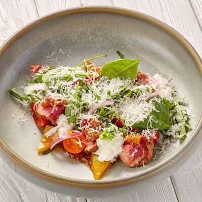 Салат с ростбифом и страчателлойв Пармезан по цене 986 ₽