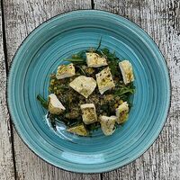 Салат с киноа, руколой и жареной курочкой в Луна Рыба