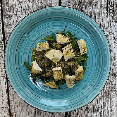 Салат с киноа, руколой и жареной курочкой в Луна Рыба по цене 500 ₽