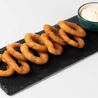 Луковые кольца с соусом 9 шт в Hungry Wolf Bar