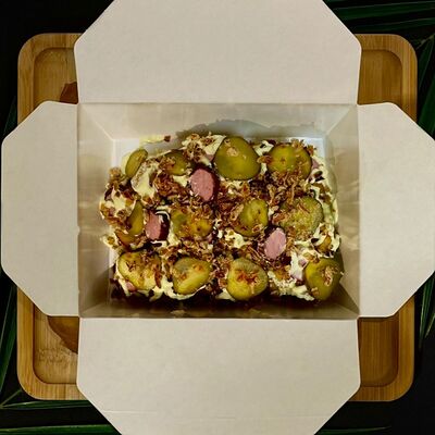 Сытная коробочка Классическая с колбасками в Коно-пицца по цене 280 ₽