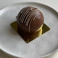 Шоколадный шар с клубникой в Extrovert