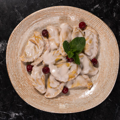 Вареники с вишней, свареные в ягодном морсе в Наша хвоя по цене 460 ₽