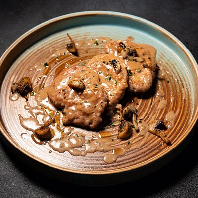 Эскалоп в грибном соусе в Amarena по цене 1105 ₽