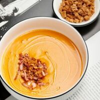 Гороховый крем-суп с копченой грудинкойв Benedict breakfast & lounge