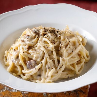Спагетти Карбонара by Salone в голове Пармиджано Реджано в Salone Pasta & Bar по цене 1990 ₽