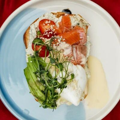 Авокадо-тост на бриоши с копченым лососем, крем-чизом и яйцом пашот в Mola Mola по цене 875 ₽