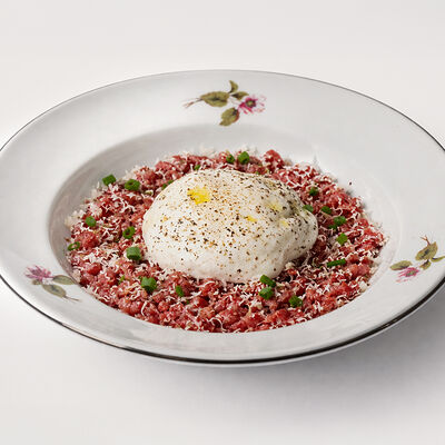 Тартар из говядины с эспумой из сыра Тулум в Saviv по цене 1380 ₽