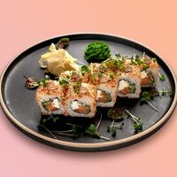 Ролл с лососем, с трюфельным соусом и кунжутом кимчи в Ninja Roll