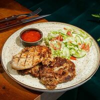 Курица на гриле с зеленым салатом в Sreda