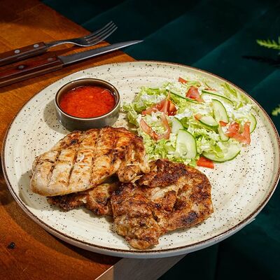 Курица на гриле с зеленым салатом в Sreda по цене 980 ₽