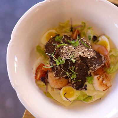 Цезарь с тигровыми креветками от шефа в Тарелочки по цене 850 ₽