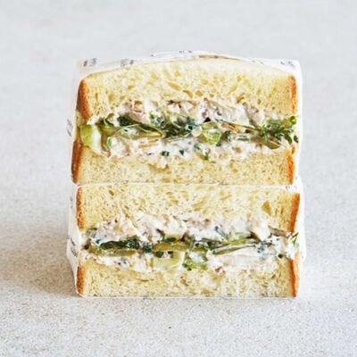 Сэндвич с куриным салатом в Рыбку съесть по цене 279 ₽