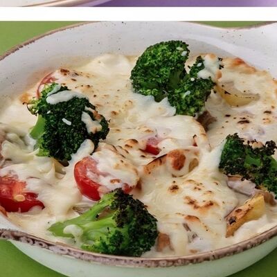 Красная рыба с картофелем, брокколи и черри, запеченная в сливочном соусе в Panama City по цене 649 ₽