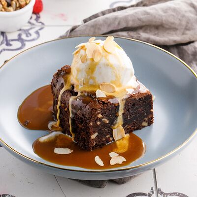 Брауни с мороженым и соленой карамелью в Маймун по цене 550