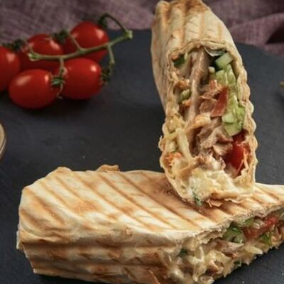 Шаурма на углях с курицей большая в Вкусный домик по цене 390 ₽