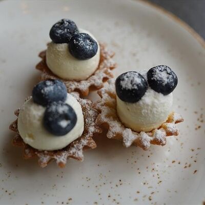 Корзинка миндальная с голубикой в Сладости и Радости Советская по цене 170 ₽