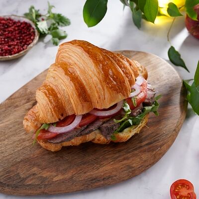 Круассан с ростбифом в Петрушка по цене 480 ₽