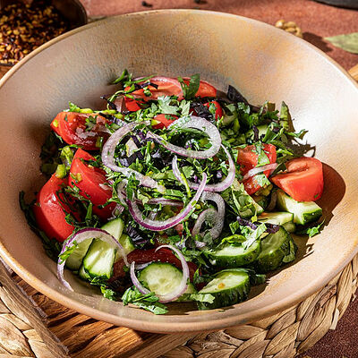 Овощной салат по-грузински с зеленью в Джонджоли по цене 450 ₽