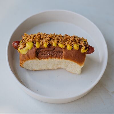 Хот-дог Traditional с хрустящим луком и медовым огурцом в Freedom BAR по цене 570 ₽