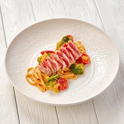 Лингвини с розовым тунцом в Пармезан по цене 595 ₽