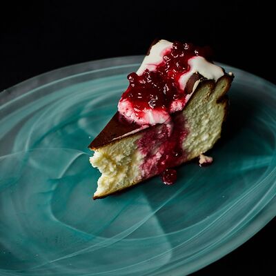 Чизкейк Баскский с брусничным чатни в Koster по цене 650 ₽