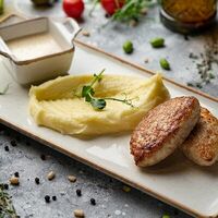 Куриные котлеты с картофельным пюре в Amarena