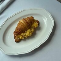 Запеченный круассан с сыром Бри и скремблом new в Ресторан More