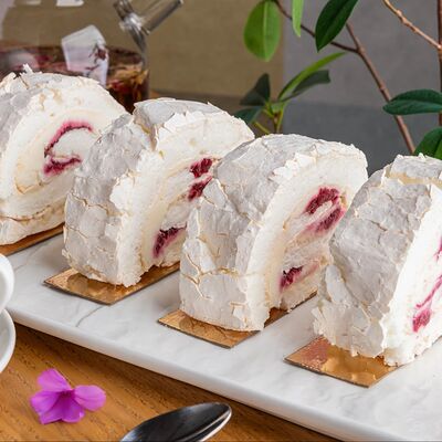 Меренговый рулет с малинойв Ameli cakes по цене 405 ₽