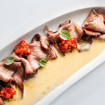 Ростбиф из говядины с тоннато из печени енисейского налима в Sadko по цене 898 ₽