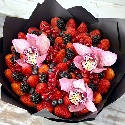 Букет с клубникой, ежевикой, голубикой, смородиной и орхидеями в Buketonline - Съедобные букеты и клубника в шоколаде по цене 7590 ₽